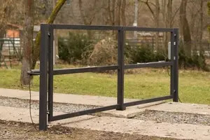 VJEZDOVÉ  BRÁNY  DVOUKŘÍDLÉ  A  POSUVNÉ  S  POHONEM  NA DÁLKOVÉ  OVLÁDÁNI